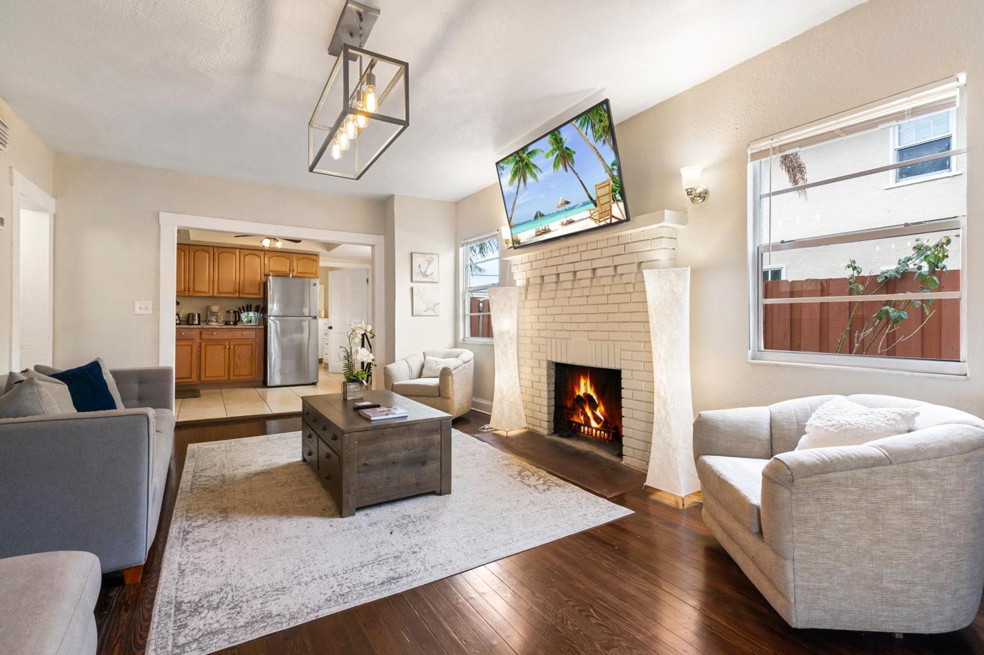 Chic Downtown Vacation Home And Guest Home ウェストパームビーチ エクステリア 写真