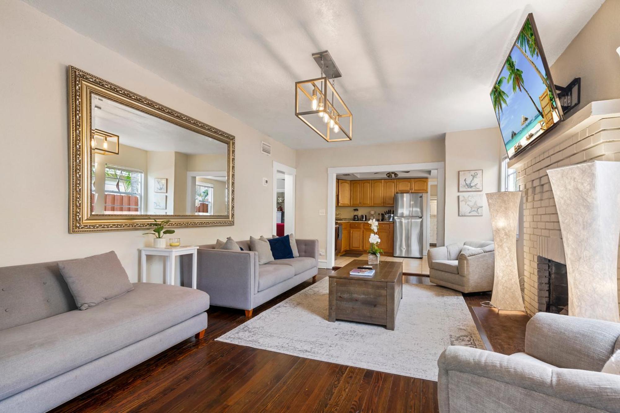 Chic Downtown Vacation Home And Guest Home ウェストパームビーチ エクステリア 写真