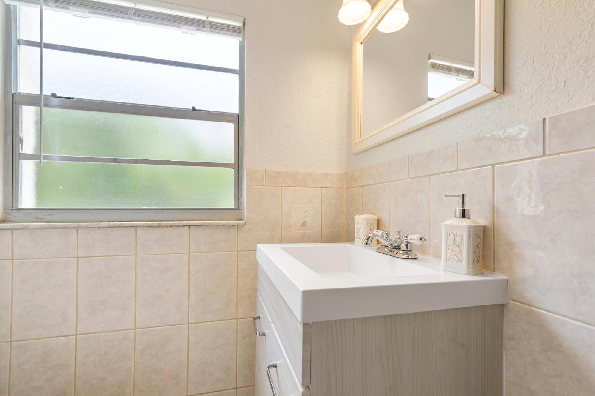 Chic Downtown Vacation Home And Guest Home ウェストパームビーチ エクステリア 写真