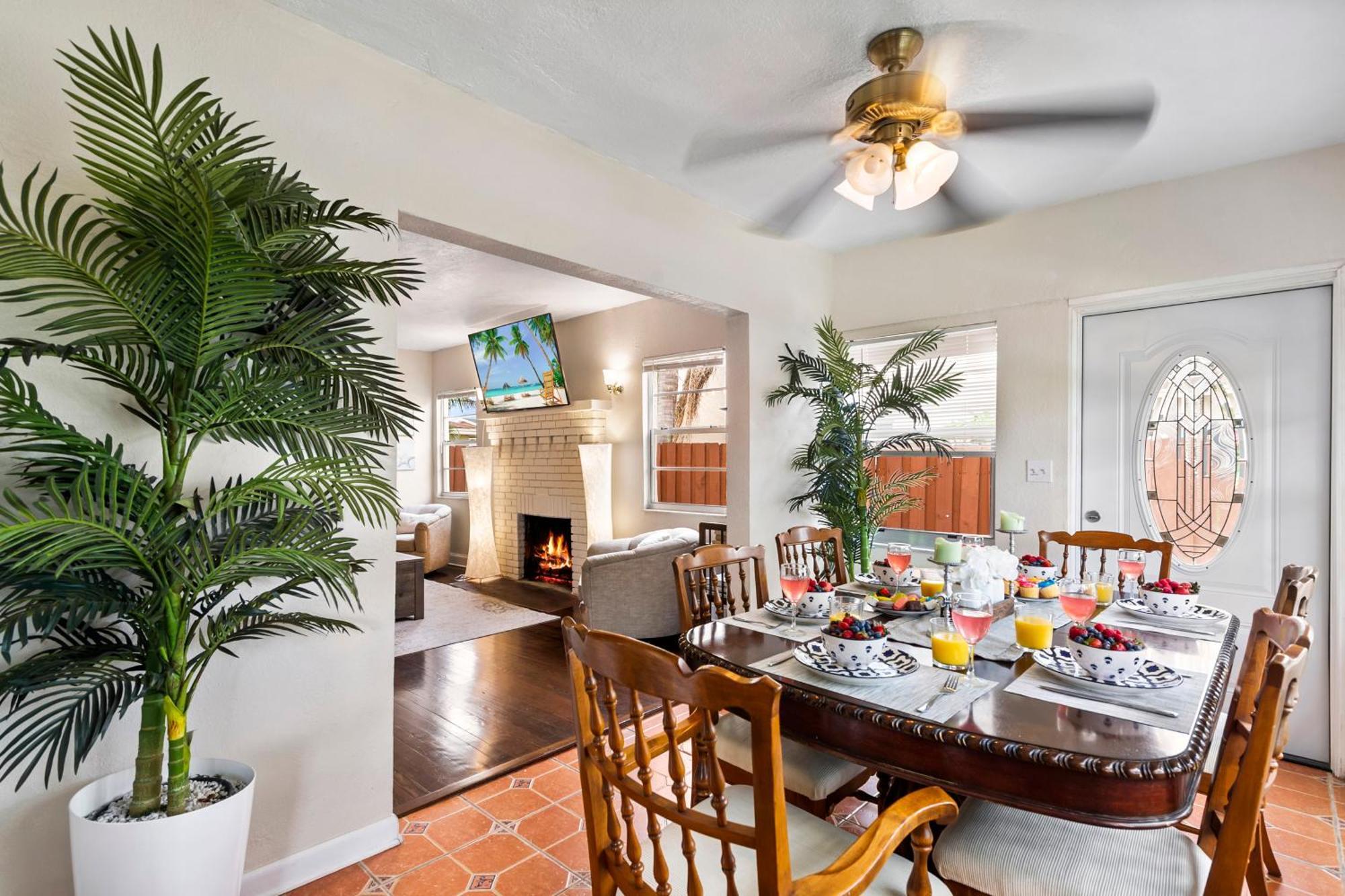Chic Downtown Vacation Home And Guest Home ウェストパームビーチ エクステリア 写真